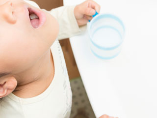 うがいをする子供