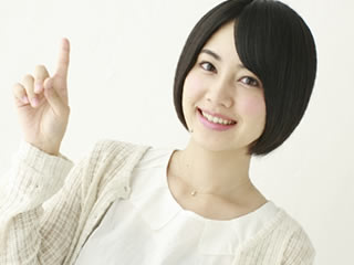 飽和脂肪酸を解説中の女性