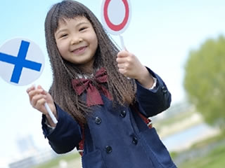 飽和脂肪酸についてのマルバツカードを持つ子供