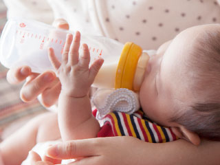 尾h乳瓶でミルクを飲む赤ちゃん