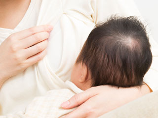 母乳を与える母親