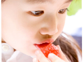 いちごを食べる子供