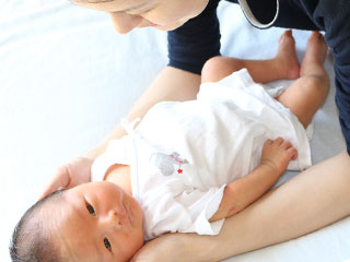 布団に寝かせられる赤ちゃん