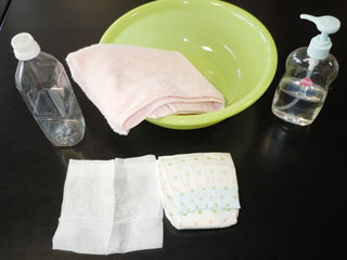 洗面器、タオル、オムツなどの座浴用品