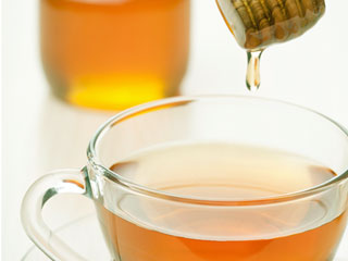 お茶に蜂蜜を入れる