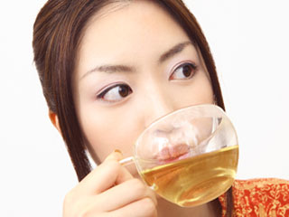 お茶を飲む女性