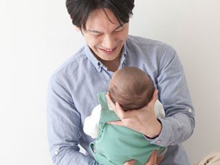 赤ちゃんを抱っこする父親