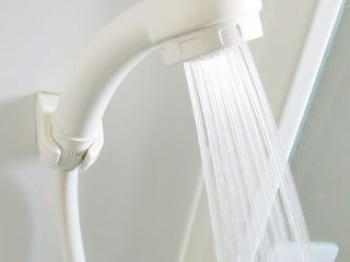 節約を意識された節水機能のついたシャワーヘッド