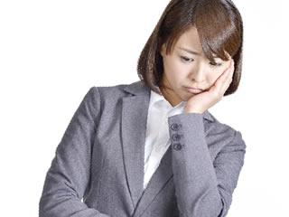 調停離婚の慰謝料について悩む女性