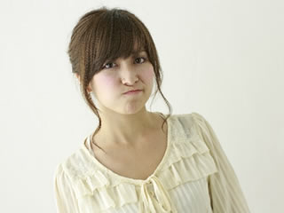 離婚に際する慰謝料の額について不満な女性