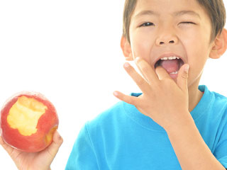 りんごを食べる男の子
