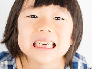 歯を見せる女の子
