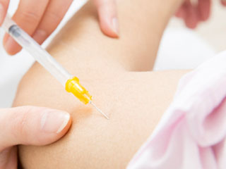 腕に刺さる注射針