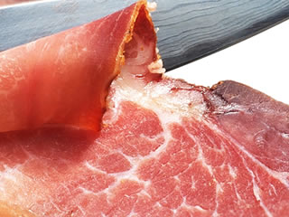 コチニール色素はハムの着色料としても使われる