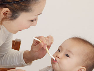 離乳食を食べる赤ちゃん