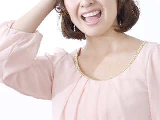 やっちゃったと反省中の女性