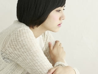 日本の基準の甘さを知り虚ろな表情をする女性
