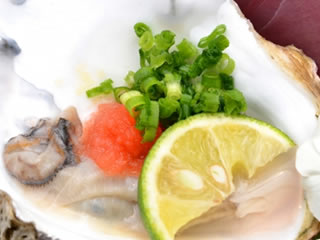 食中毒を防ぐためにレモンが添えられた生牡蠣