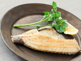 賞味期限を伸ばすため防腐剤が塗布された焼き魚