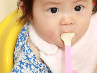 離乳食をスプーンで食べる赤ちゃん