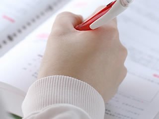 酸化防止剤の種類を勉強中の学生