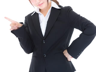 酸化防止のメカニズムを解説する女性