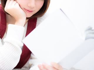 安全性と危険性を見分けるために学習中の女性