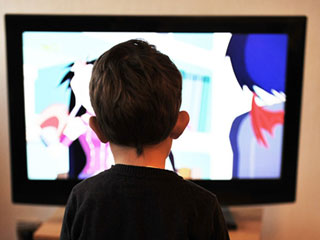 テレビの前で番組を見る子供