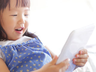タブレットを見て楽しそうな子供