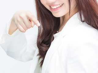 増粘多糖類の種類を案内する研究所の女性