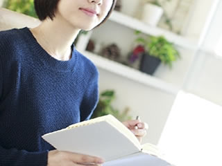 食品の危険性を本で調査する女性
