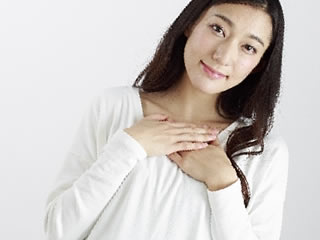 食品の安全性を確認して安心する女性