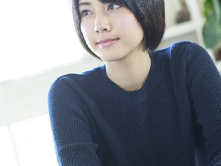 添加物が使われている意味を考える女性