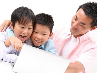 合成着色料について子供と一緒に調べる父親