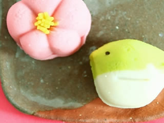 赤色2号が使われた伝統ある花びらを模した和菓子
