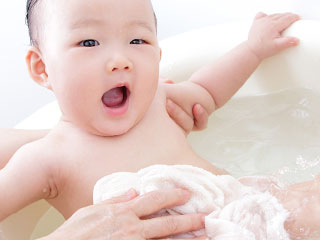 お風呂で体を洗う子供