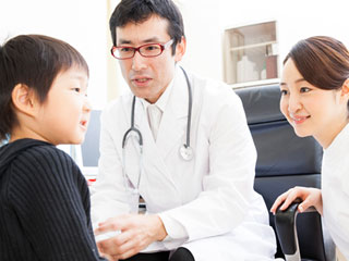 医師の問診をうける子供