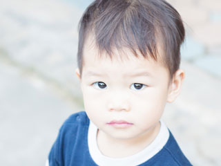 見つめる男の子