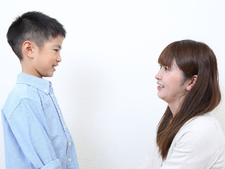 男の子と向かい合う母親