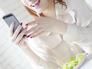 自分に合った家計簿アプリを探す主婦