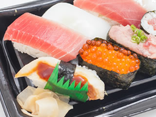 発色剤が使われた輝くお寿司