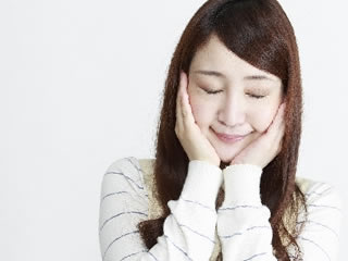 発色剤の信頼性を考える女性