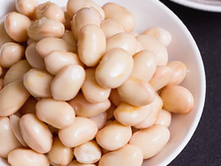 大豆レシチンの原料である皿の上の大豆