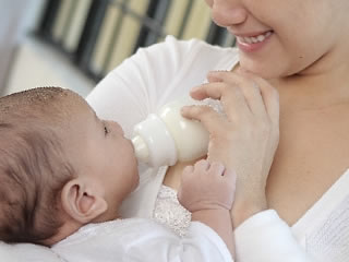 乳糖を含まないノンラクトミルクを与えられる赤ちゃん