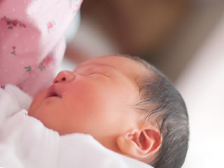 乳糖不耐症の症状が見られる新生児の赤ちゃん