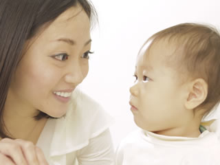 母親との会話を不思議がる赤ちゃん