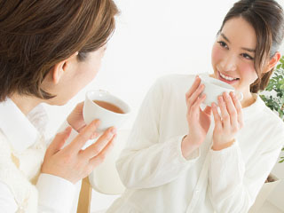 ママ友とお茶を飲む女性