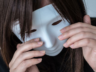 仮面を被った女性