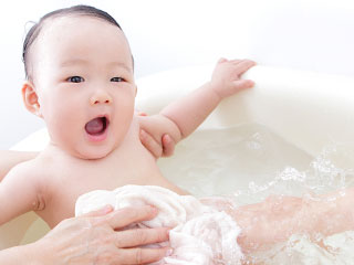 お風呂に入る赤ちゃん