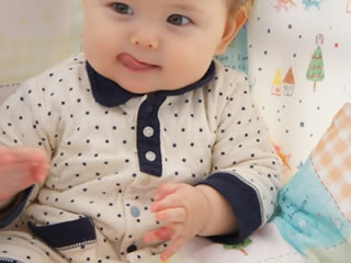 下痢の症状がありホームケアされる赤ちゃん